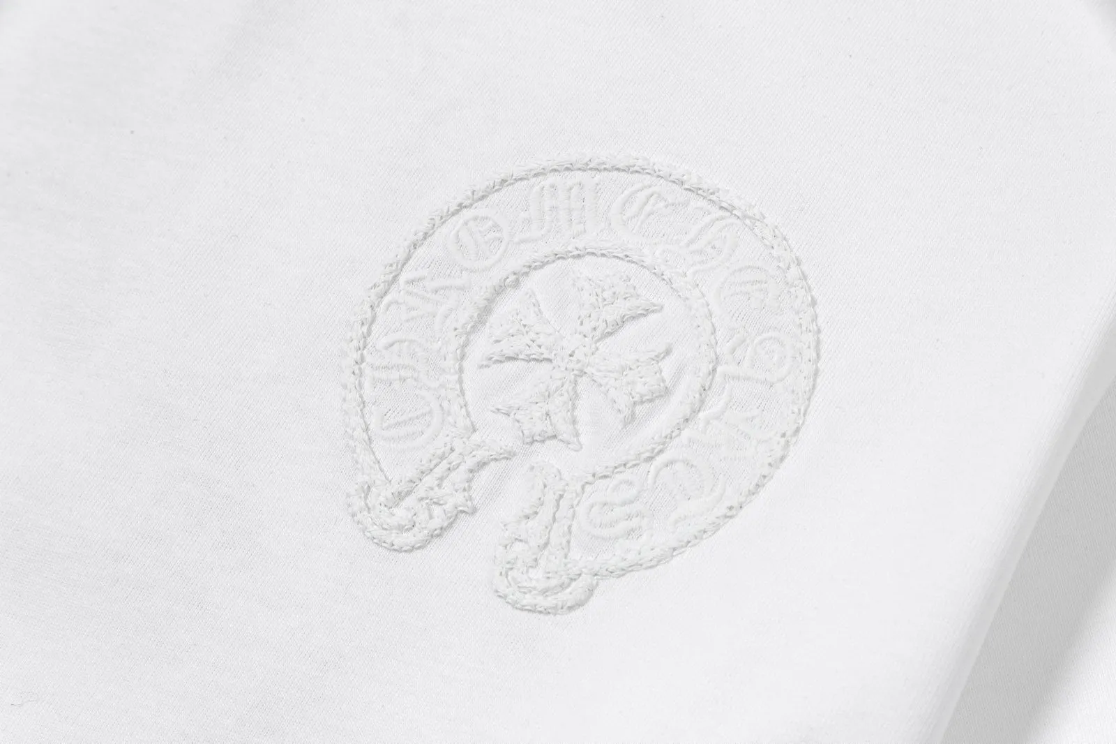 🅿️200 [CH Crow Heart] 2025FW short-sleeved T-shirt, hollow embroidery with arch bridge embroidery, high-end 26s double yarn 300g fabric, heavy fabric, custom stretcher rib, same vat and dye, complete three standards, same style for men and women, color: black, white, size: S M L XL 2XL
